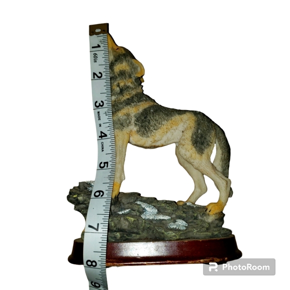 Vintage Textured Resin Gray Howling Timber Wolf Statue - Picture 8 of 10